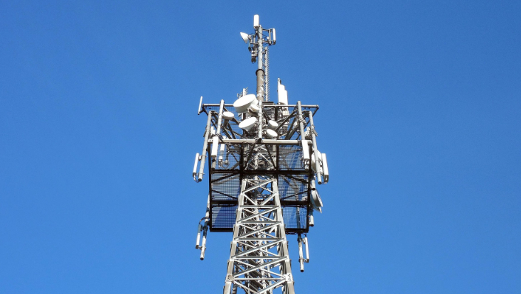 Aufnahme bunter Spielfiguren auf einem Spielfeld